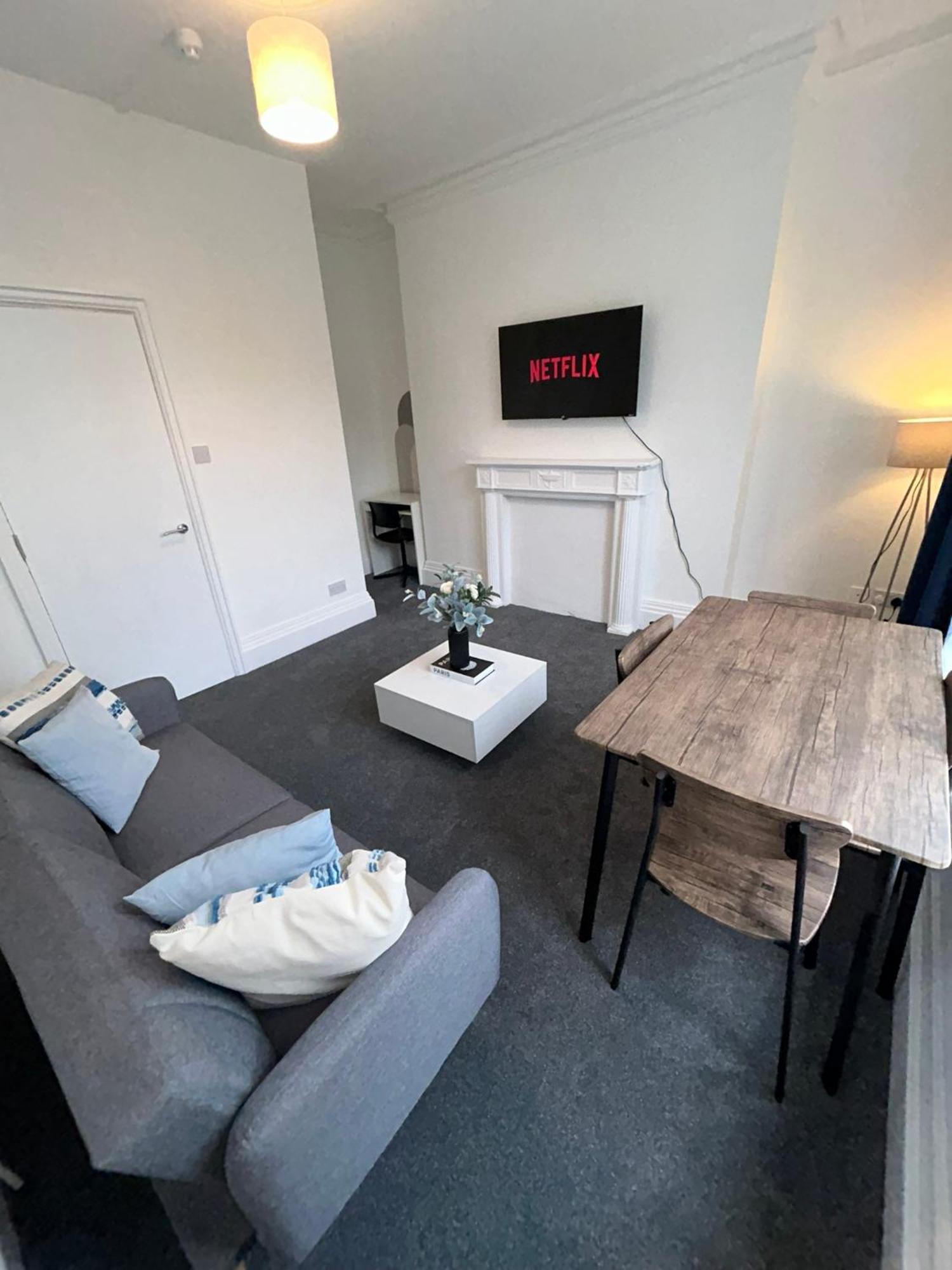 Brand New Modern Apartments Steps From Gloucester Quays מראה חיצוני תמונה