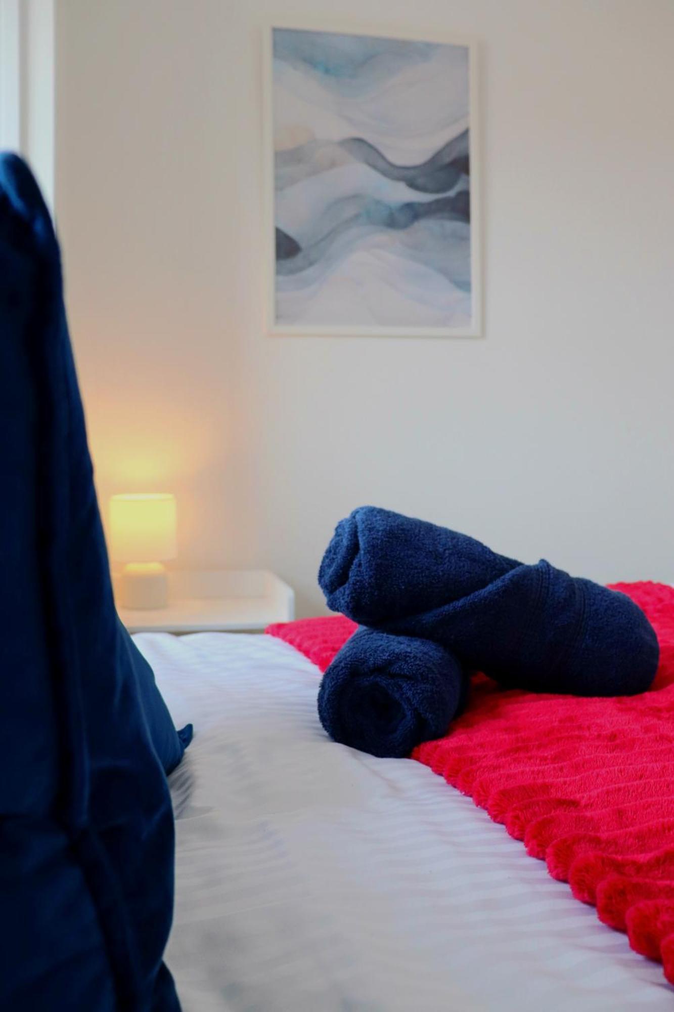 Brand New Modern Apartments Steps From Gloucester Quays מראה חיצוני תמונה