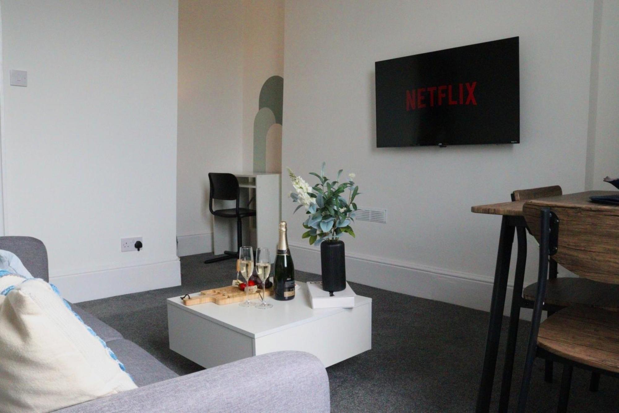 Brand New Modern Apartments Steps From Gloucester Quays מראה חיצוני תמונה