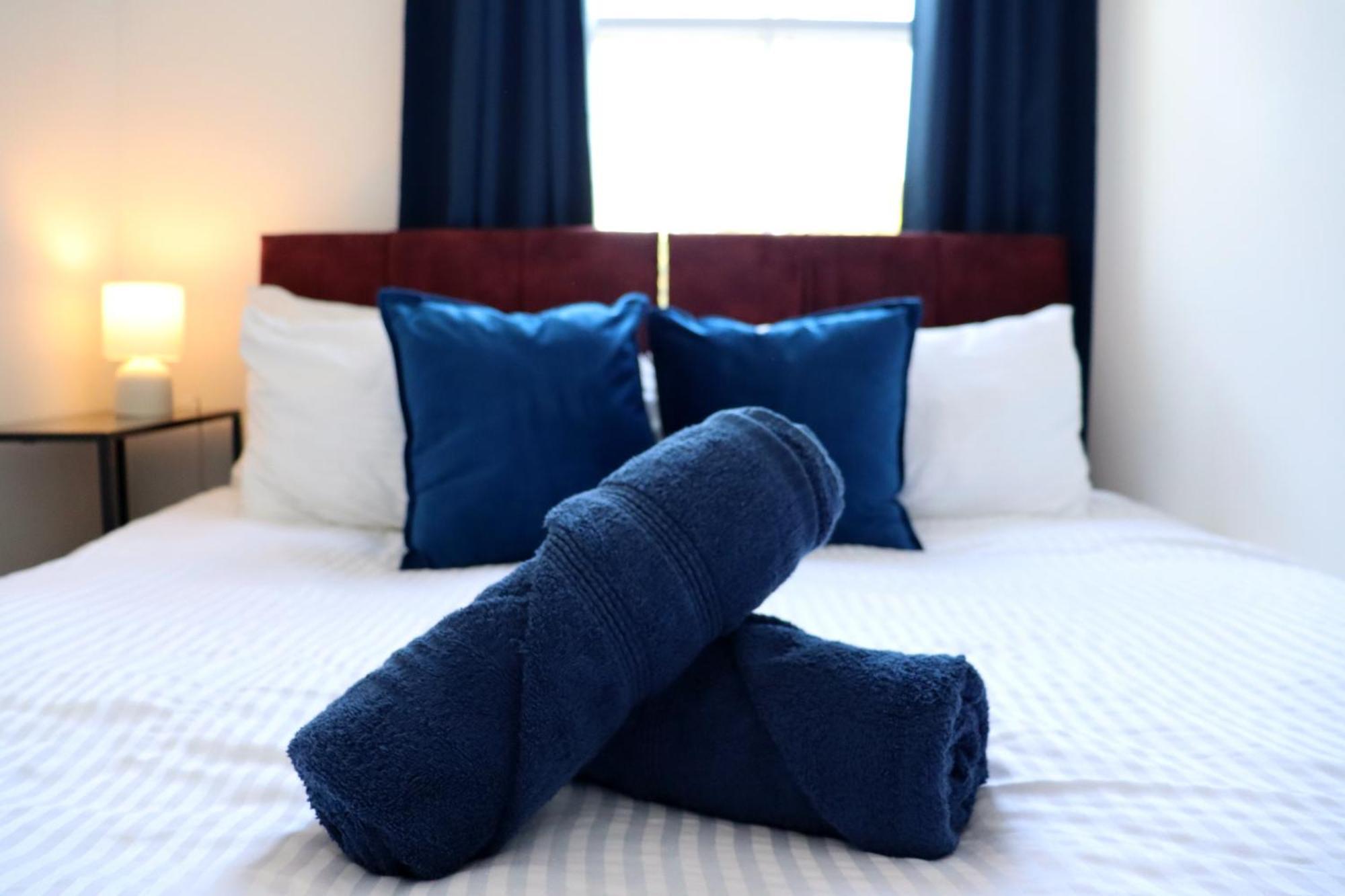 Brand New Modern Apartments Steps From Gloucester Quays מראה חיצוני תמונה