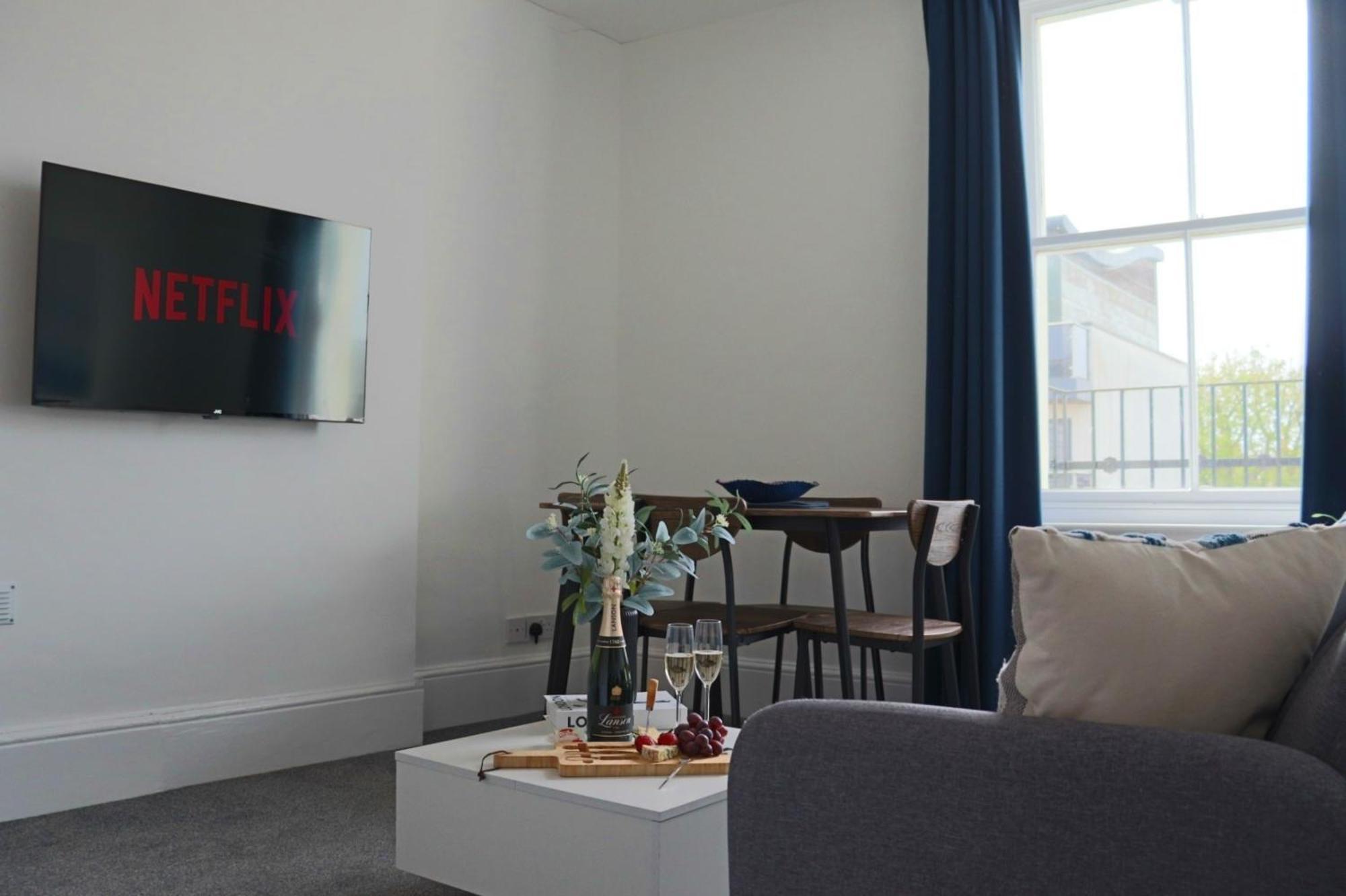 Brand New Modern Apartments Steps From Gloucester Quays מראה חיצוני תמונה
