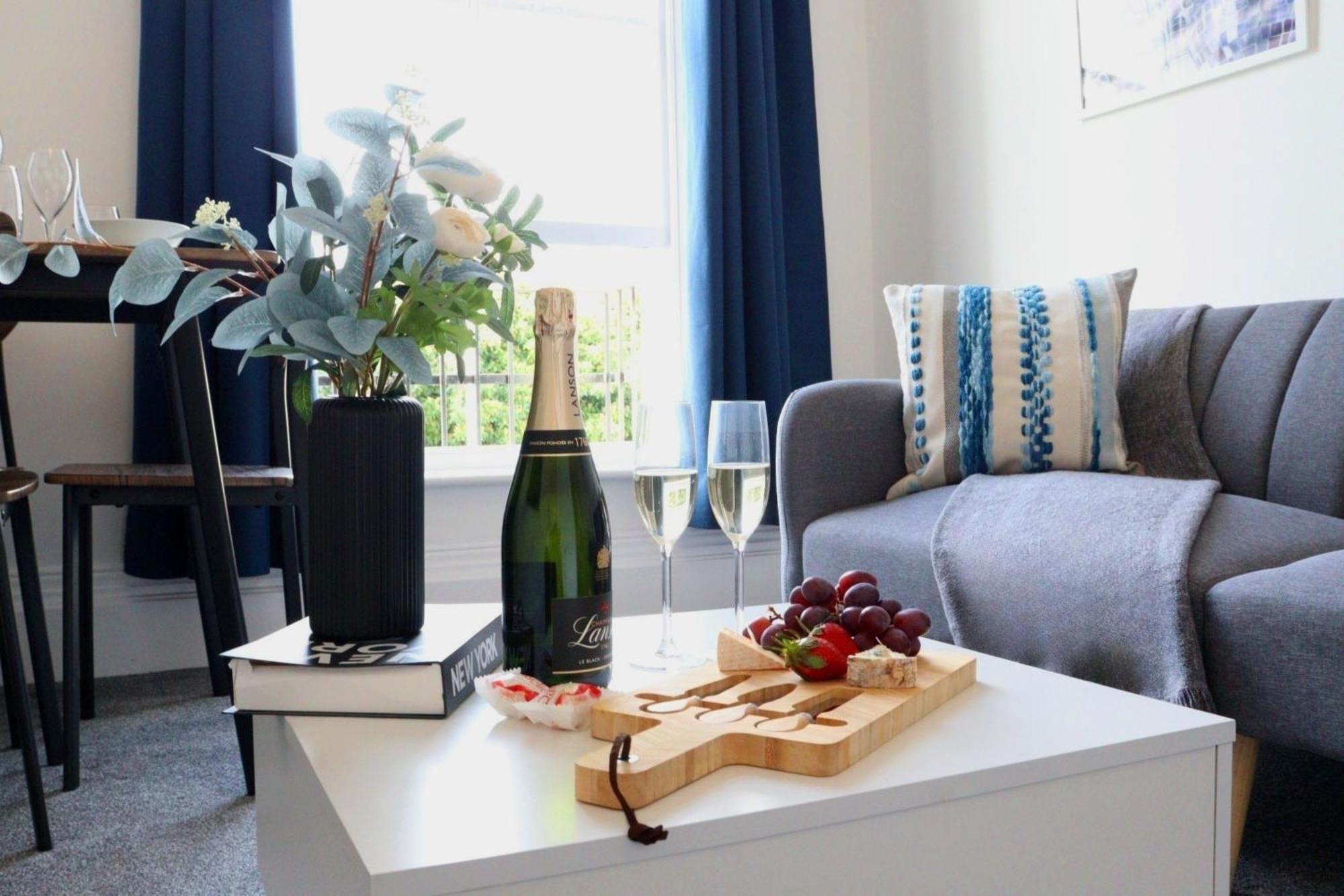 Brand New Modern Apartments Steps From Gloucester Quays מראה חיצוני תמונה