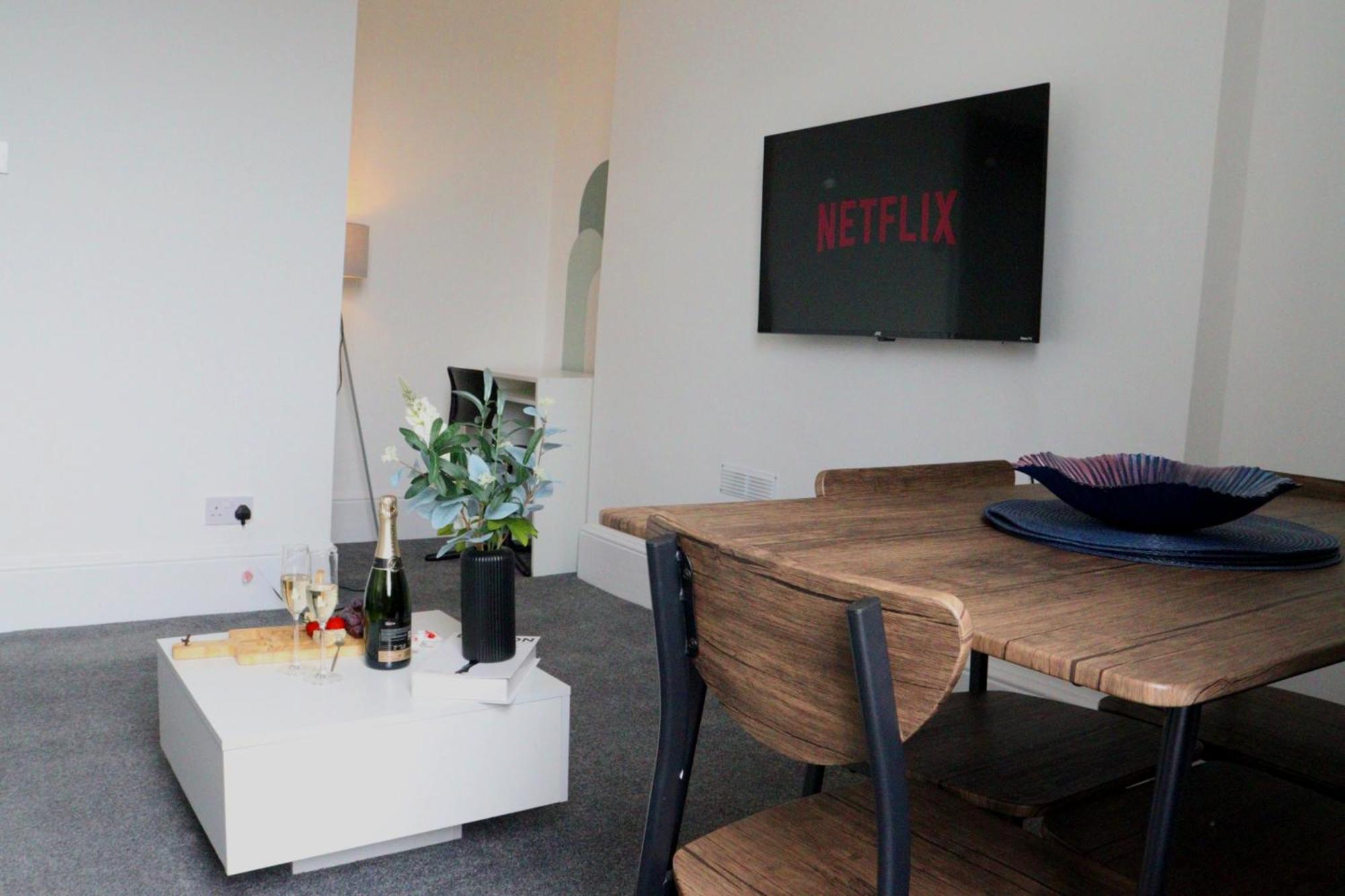 Brand New Modern Apartments Steps From Gloucester Quays מראה חיצוני תמונה
